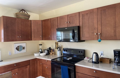 North District House | Rent the entire updated house- walk to dive shop, beach! Bright and breezy!