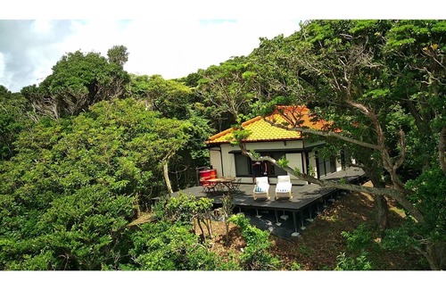 Katsuura House | Rental building BBQ Drum bath A house on a hil / Katsuura Chiba