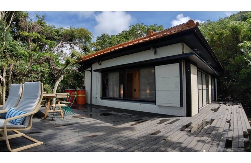Katsuura House | Rental building BBQ Drum bath A house on a hil / Katsuura Chiba