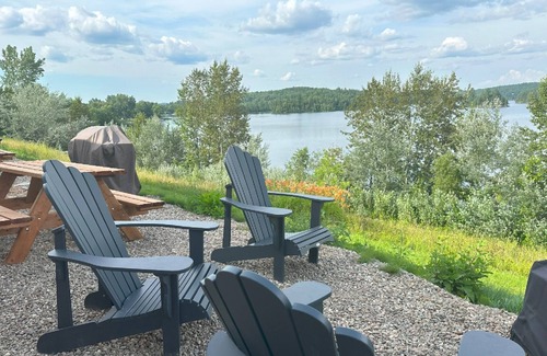Bouchette House | Rental of renovated cottages facing the lake with a magnificent terrace