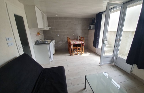Brem Sur Mer Apartment | Rental T1 30m2 with Terrace in Brem Sur Mer: 2km from the beach