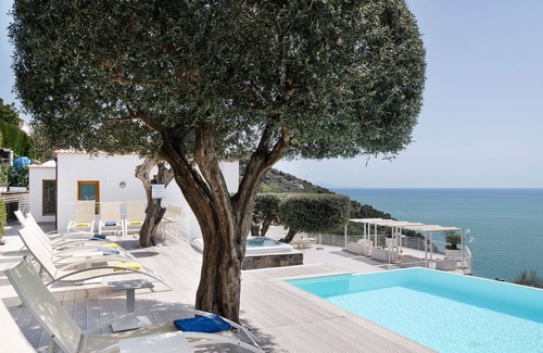 Sirenuse Villa | Rentals in Italy - Relais Nike with sea view, private pool and jacuzzi