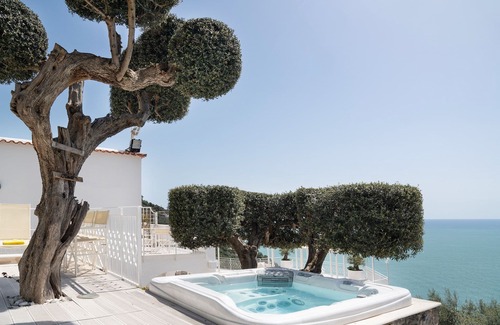 Sirenuse Villa | Rentals in Italy - Relais Nike with sea view, private pool and jacuzzi