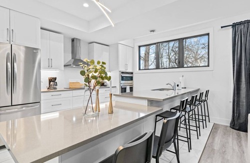 Downtown London House | RentX|8Bed/8Bath/DowntownLondon/Parking/Wi-Fi