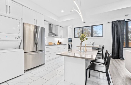 Downtown London House | RentX|8Bed/8Bath/DowntownLondon/Parking/Wi-Fi