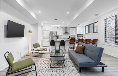 Downtown London Condo | RentX|Trendy Central London - Parking/Wifi/2Bed
