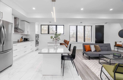 Downtown London Condo | RentX|Trendy Central London - Parking/Wifi/2Bed