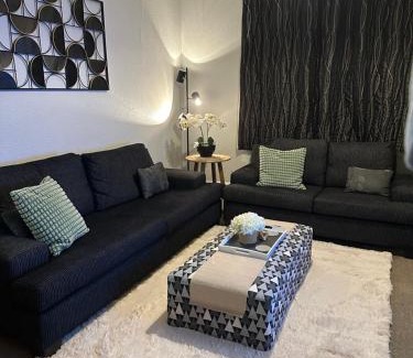 Nelson South House | RENWICK IN THE CITY NELSON, 10min easy walk to City Centre, 4min drive to Hospital, 13min drive to Airport, full kitchen, fast fibre wifi, quiet street, dog friendly