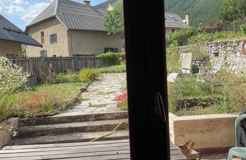 Monetier-les-Bains Ski Chalet | REOPENING AFTER RENOVATION Chalet sleeps 8, large garden. Serre chevalier