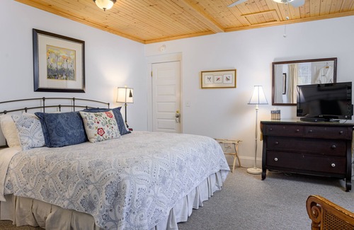 Asheville Bed & Breakfast | Reserve all of Oakland Cottage B&B 6 BR 6BA, 1.5 miles to downtown Asheville, NC