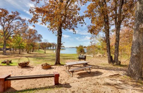 Cayuga Apartment | Reservoir Access Pet-Friendly Kerens Cabin!