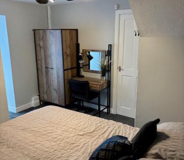 Edgbaston Apartment | Reservoir Suite - Modern Private Apartment with King Bed