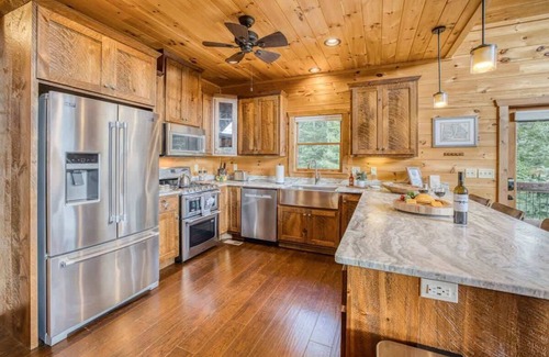 Aska Cabin | Reset Ridge - Mountain view, hot tub, fire pit