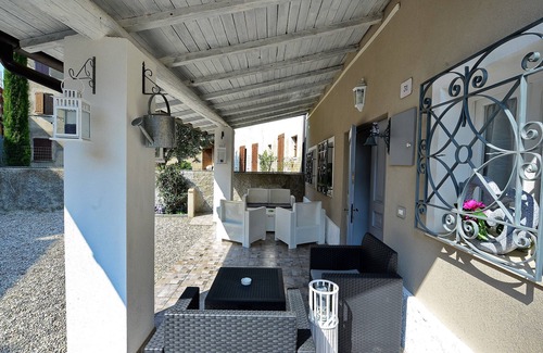 Castellaro Lagusello House | Residence at the Castle. Room in medieval village 10 minutes from Lake Garda