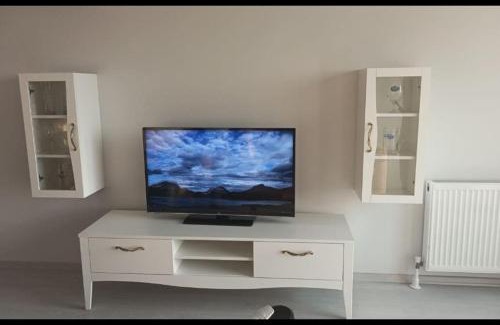 Bayraklı Apartment | Residence with pool and sea view