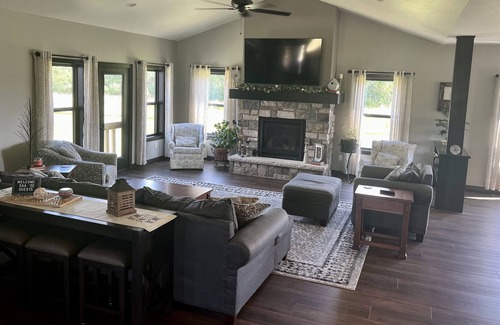 Winneconne House | Residential Home 15 miles from EAA for Executive, Business or Family Rental