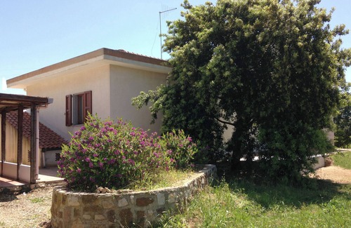 Alghero House | Residenza I Filari: a villa surrounded by greenery.