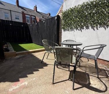 Blyth Apartment | ResiLets - NEW 3 Bed Apt, Sleeps 5, Town Centre, Ideal for contractors, holidaymakers, Professional Short Stay