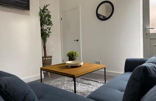 Blyth Apartment | ResiLets - NEW 3 Bed Apt, Sleeps 5, Town Centre, Ideal for contractors, holidaymakers, Professional Short Stay
