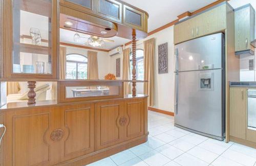 Pratumnak Hill Villa | Resort 3-2BR Huge Pool, BBQ, 300m-Beach, 8 mins to Walking Street