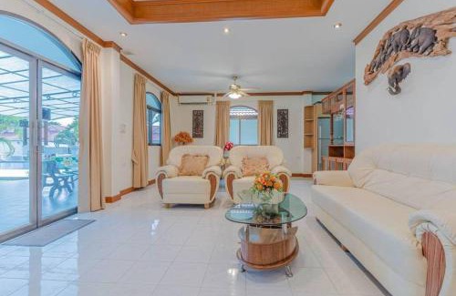 Pratumnak Hill Villa | Resort 3-2BR Huge Pool, BBQ, 300m-Beach, 8 mins to Walking Street