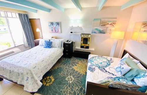 Ruskin Apartment | Resort Community, Private beach, pools, restaurants, hassle free check in & out, smoke free, central to Tampa Bay! Free Wifi & Parking!