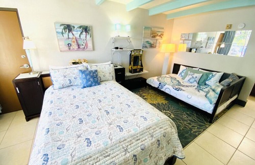 Ruskin Apartment | Resort Community, Private beach, pools, restaurants, hassle free check in & out, smoke free, central to Tampa Bay! Free Wifi & Parking!
