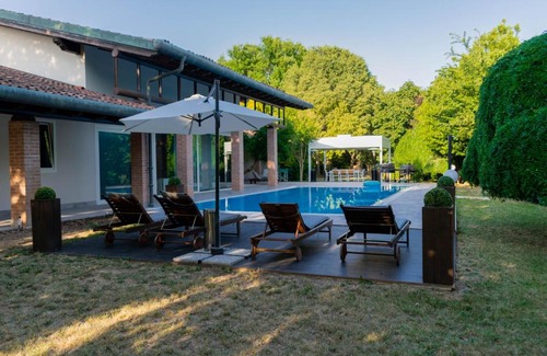 Curtatone Villa | RESORT con PISCINA, BARBECUE, PALESTRA, SAUNE e KARAOKE