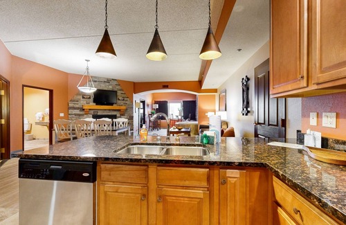 Wisconsin Dells Condo | Resort condo on the River Walk with jetted tub & fireplace