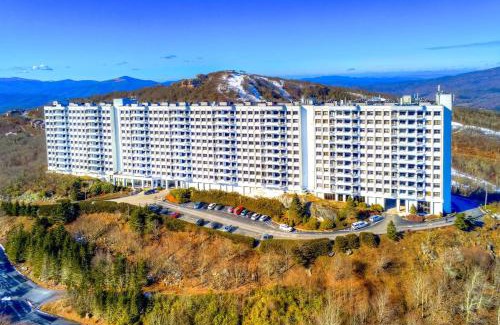 Sugar Mountain Apartment | Resort Condo with Indoor Pool Near Sugar Mountain!
