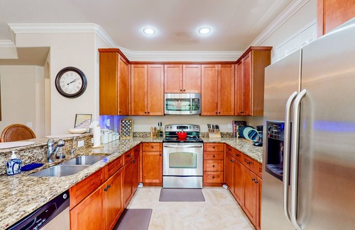 Ole Condo | Resort condo with private W/D, shared pool, and central AC