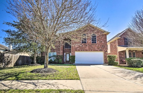 Katy House | Resort Family Gem w/Grill; Right off I-10!