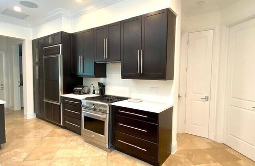 Royal Harbor House | Resort Lifestyle - Walk to 5th Avenue