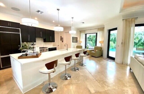 Royal Harbor House | Resort Lifestyle - Walk to 5th Avenue