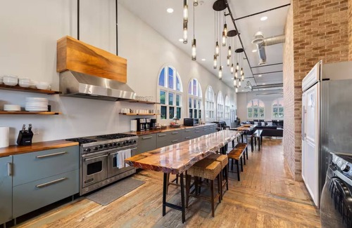 Stockton Hotel | Resort Perks: 12BR, 48 Guests, Prime Downtown