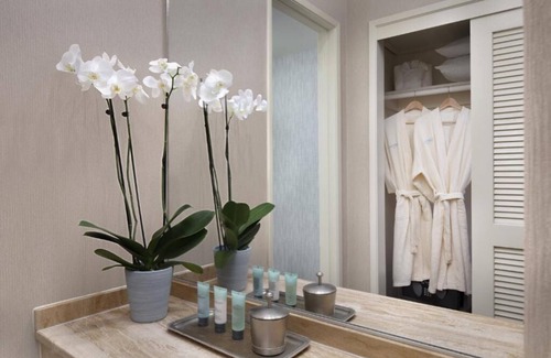 Pacific Beach Hotel | Resort Queens, Catamaran Resort, Elegant Ambiance, Explore Mission Bay