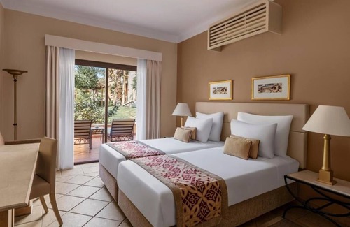 Makadi Bay Hotel | Resort Retreat in 2 Stylish Rooms with Outdoor Pool and Free Parking
