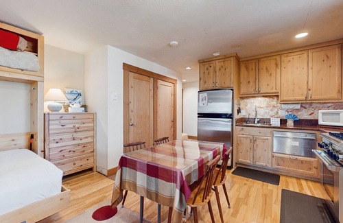 Truckee Apartment | Resort studio with balcony, pool & hot tub access & free ski shuttle