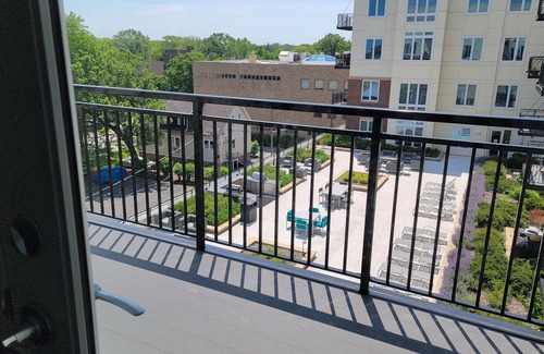 Wilmette Apartment | Resort-style, 1-bedroom apt in Wilmette
