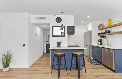 Mission Valley West Condo | Resort-style Amenities | 1BR Condo | Parking | W/D