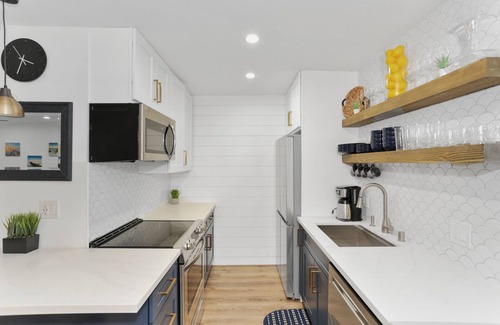 Mission Valley West Condo | Resort-style Amenities | 1BR Condo | Parking | W/D