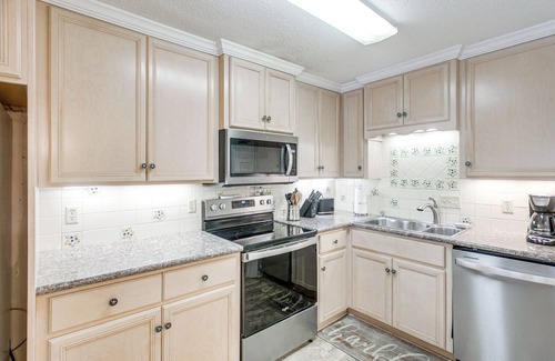 Demere Park Condo | Resort-Style Condo in St Simons ~ 1 Mi to Pier!
