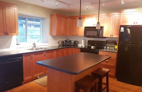 Lindell Beach Cottage | Resort Style Cottage at Cultus Lake - ++ amenities - perfect for families