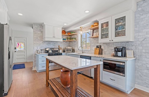 Gladstone House | Resort Style Home w/Private Pool
