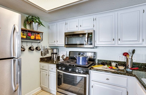 Seven Coves Condo | Resort-Style Lake Conroe Retreat w/Balcony & View