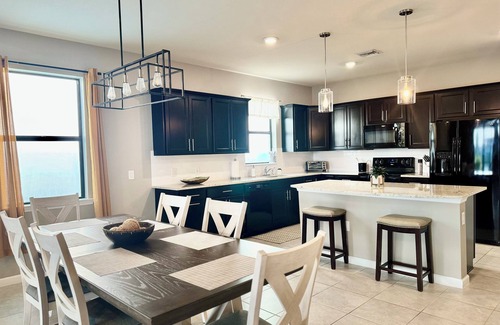 River Hall House | Resort Style Living, Golf Access,Spacious 4 Bedrooms,LakeViews, Fenced!