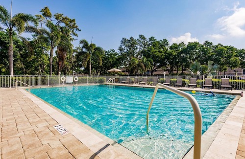 Sarasota Condo | Resort Style Living in Private 2BR/2Bath Newly Remodeled End Unit with a Den