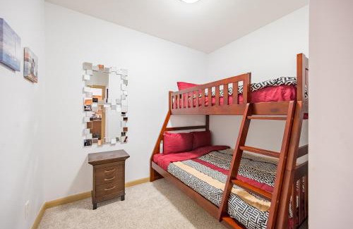 South Pandosy Apartment | Resort Style Living with Private Lawn and Patio