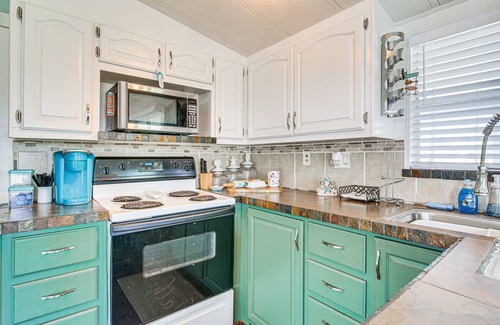 Port Isabel Cottage | Resort-Style Perks & Deck at Port Isabel Home!