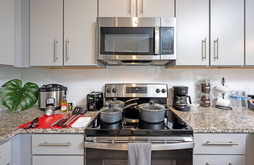 Temple Terrace Apartment | Resort Style -POOL View-HOTUB- Moffitt-Pet-Gated-Gym-Wifi-USF-Elevator-Long Stay
